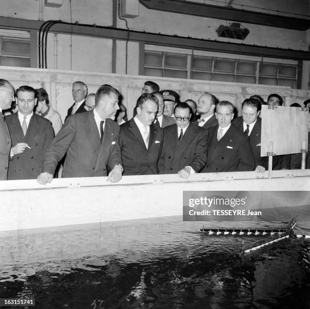 Prince Rainier In Chatou. En France, en octobre 1959, le Prince RAINIER de Monaco visite une entreprise présentant des maquettes d'écluses en...