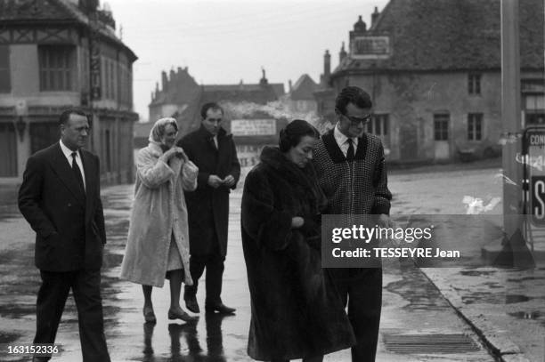 The Funeral Of Gerard Philippe. Saulieu - 27 novembre 1959 - Anne PHILIPE, épouse de l'acteur Gérard PHILIPE, décédé le 25 novembre, à gauche,...