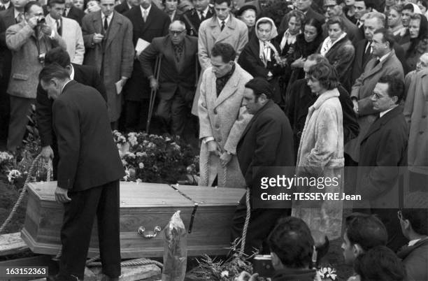 The Funeral Of Gerard Philippe In Ramatuelle. Ramatuelle - 28 novembre 1959 - Dans le cimetière du village, lors de l'enterrement de l'acteur Gérard...
