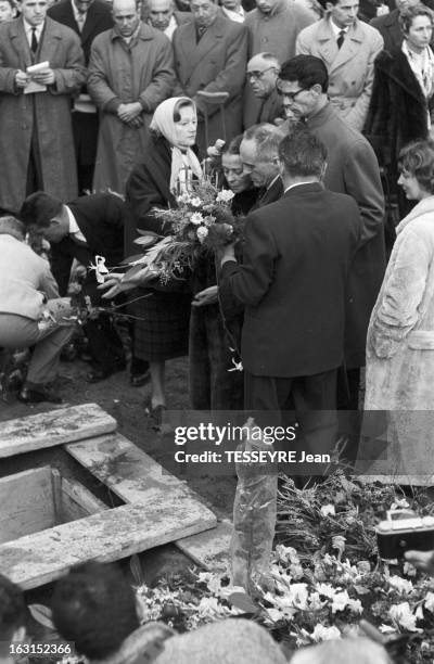 The Funeral Of Gerard Philippe In Ramatuelle. Ramatuelle - 28 novembre 1959 - Dans le cimetière du village, lors de l'enterrement de l'acteur Gérard...