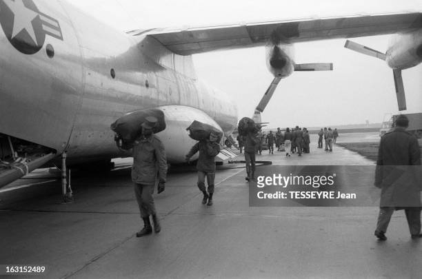 Nato Operations In Germany. En Allemagne, le 21 janvier 1962, des soldats de l'US NAVY, l'armée américaine, transportant leur paquetage sur l'épaule...