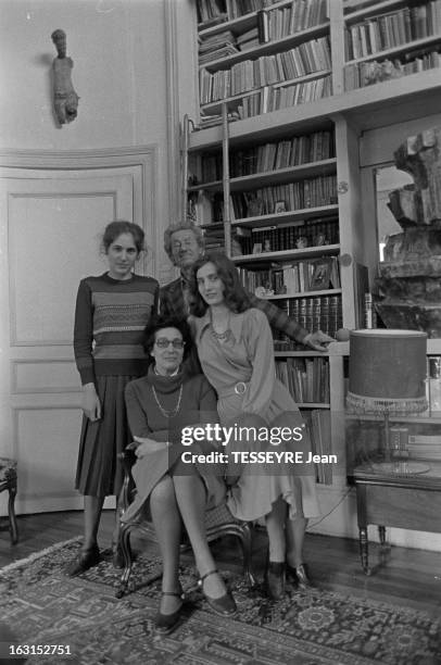 Sculptor Karl Longuet At Home. Petit-fils de Karl Marx en compagnie de sa femme Simone et des ses filles Frédérique et Anne.