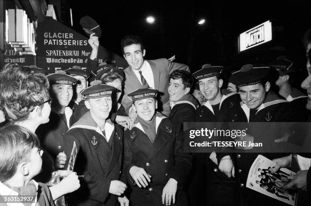 Group 'Les Chaussettes Noires'. Cretéil, Paris- 6 decembre 1962- Le groupe de rock français'Les Chaussettes noires': en extérieur, la nuit, Tony...