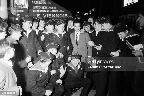 Group 'Les Chaussettes Noires'. Cretéil, Paris- 6 decembre 1962- Le groupe de rock français'Les Chaussettes noires': en extérieur, la nuit, Tony...