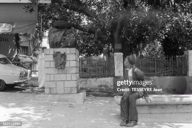 Anti-French Incidents In Algeria. En Algérie, le 7 août 1962, dans une rue, un algérien regarde la statue d'un monument français endommagé, un buste...