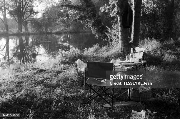 The Foin Case. En octobre 1962, au bord de l'eau, près de la foret, une reconstitution du meurtre de Monique FOIN, tuée par son mari CAMILLE FOIN, au...