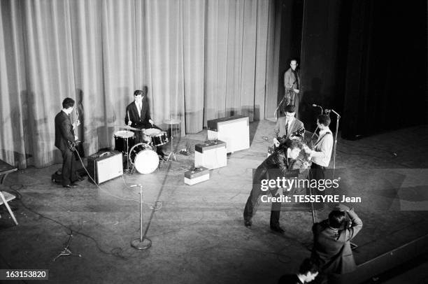 Group 'Les Chaussettes Noires'. Cretéil, Paris- 6 decembre 1962- Le groupe de rock français'Les Chaussettes noires': plan plongeant sur le groupe sur...