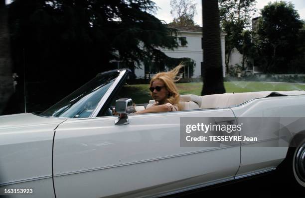 Rendezvous With Sylvie Vartan In Los Angeles. Sylvie VARTAN, au volant d'une voiture décapotable, roulant cheveux au vent.