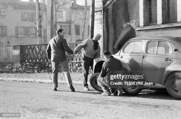 Alfred Roques Rugby. En France, en janvier 1963, Rendez-vous avec Alfred ROQUES, joueur de rugby français et cantonnier, chez lui à Cahors, serrant...