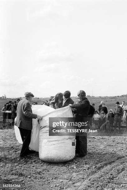 First Blimp Channel Crossing By Americans Ed Yost And Don Piccard. En France, à Gravelines, le 10 avril 1963. Arrivée des américains Ed YOST et Don...