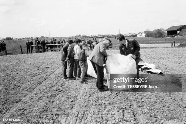 First Blimp Channel Crossing By Americans Ed Yost And Don Piccard. En France, à Gravelines, le 10 avril 1963. Arrivée des américains Ed YOST et Don...