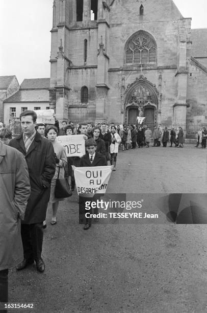 Demonstrations Against The Atomic Bomb In 1963. 18 novembre 1963, en France, manifestation contre la bombe atomique. Dans une ville non identifiée,...
