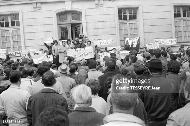 Demonstrations Against The Atomic Bomb In 1963. 18 novembre 1963, en France, manifestation contre la bombe atomique. Dans une ville non identifiée,...