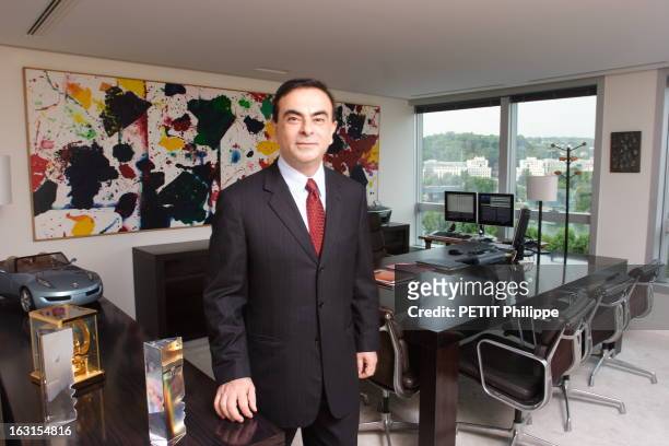 Carlos Ghosn, Renault Ceo. Plan de face de Carlos GHOSN, 51 ans, patron de Renault, posant debout dans son bureau.