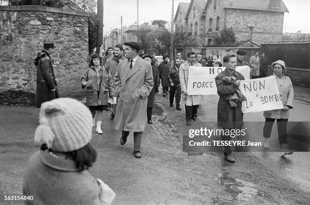 Demonstrations Against The Atomic Bomb In 1963. 18 novembre 1963, en France, manifestation contre la bombe atomique. Dans une ville non identifiée,...