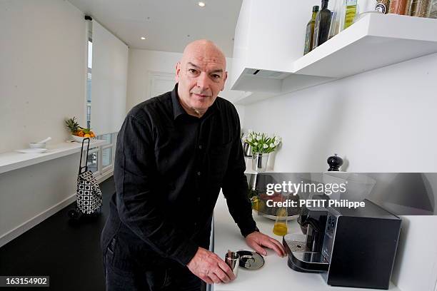 Rendezvous With Jean Nouvel. Jean NOUVEL reçoit Paris Match dans son appartement du XIème arrondissement de PARIS : plan de face souriant de...