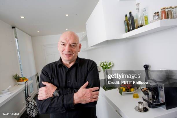 Rendezvous With Jean Nouvel. Jean NOUVEL reçoit Paris Match dans son appartement du XIème arrondissement de PARIS : plan de face souriant de...