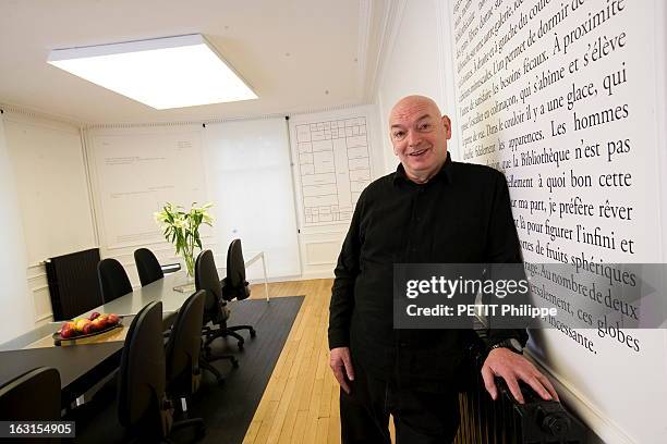 Rendezvous With Jean Nouvel. Jean NOUVEL reçoit Paris Match dans son appartement du XIème arrondissement de PARIS : plan de face souriant de...