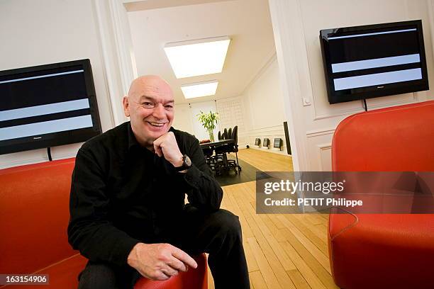 Rendezvous With Jean Nouvel. Jean NOUVEL reçoit Paris Match dans son appartement du XIème arrondissement de PARIS : attitude souriante de...