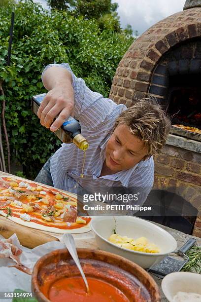 Rendezvous With Jamie Oliver. Le chef anglais Jamie OLIVER dans sa propriété près de Clavering, dans l'Essex. Il mitonne une pizza à sa façon. Sur le...