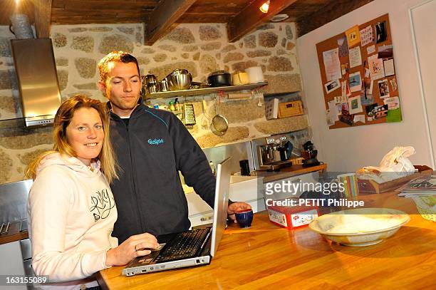 Rendezvous With Samantha Davies In Britain. La britannique Samantha DAVIES passe en troisième position la ligne d'arrivée du Vendée Globe 2008-2009 :...