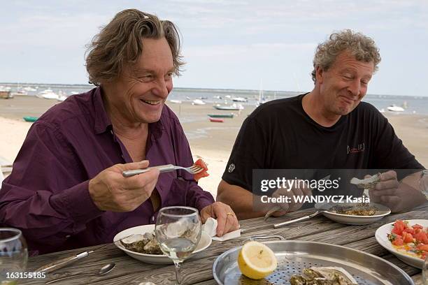 Rendezvous With Gerard And Elisabeth Garouste On Holiday. Gérard GAROUSTE souriant, dégustant des huîtres chez son ami Joël DUPUCH, célèbre...