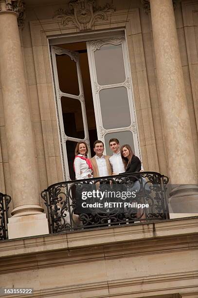 Rendezvous With Charles Rivkin. Vue en contre-plongée de Charles RIVKIN, nouvel ambassadeur des Etats-Unis en France, posant à un balcon de...