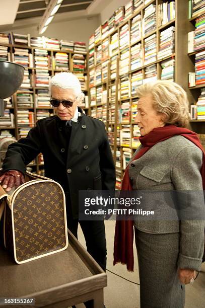 Bernadette Chirac Visits Karl Lagerfeld At Home In Paris. Paris, samedi 28 novembre 2009 : Karl LAGERFELD reçoit son amie Bernadette CHIRAC venue lui...