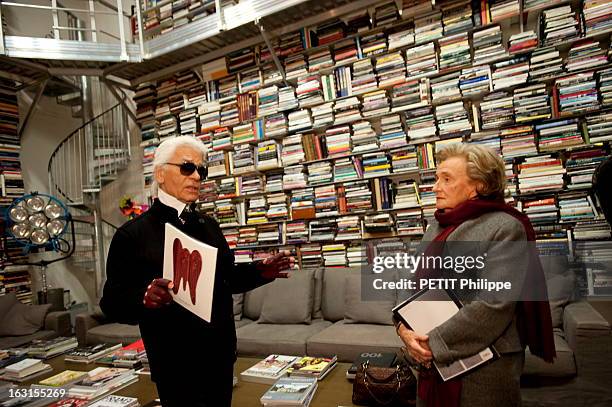 Bernadette Chirac Visits Karl Lagerfeld At Home In Paris. Paris, samedi 28 novembre 2009 : Karl LAGERFELD reçoit son amie Bernadette CHIRAC venue lui...