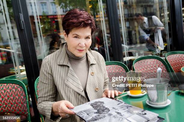 Years After. Paris, France, 23 mai 2012 --- Leïla KADI, créatrice de mode, à la terrasse du café de Flore, avec des photos d'elle prises lors de la...