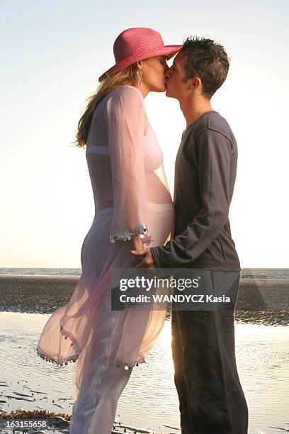 Sophie Thalmann And Christophe Soumillon. Le jockey Christophe SOUMILLON et sa compagne Sophie THALMANN, enceinte, s'embrassent au bord de la mer,...