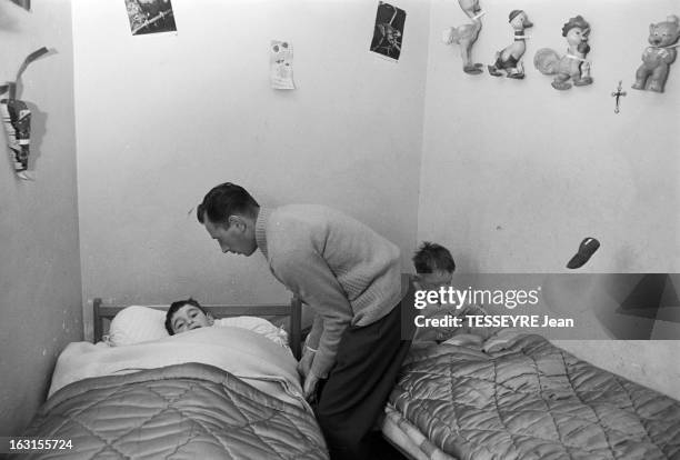 Raymond Sambor, Father Of Quintuplets. En novembre 1964, l'épouse d'un postier de la région parisienne, Raymond SAMBOR à donné naissance à des...