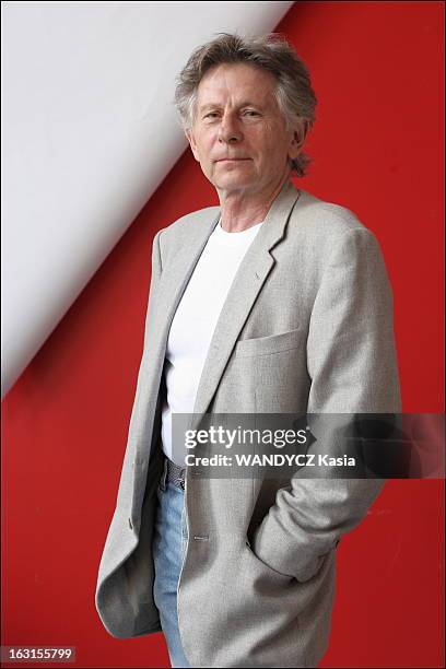 Rendezvous With Roman Polanski. Attitude de Roman POLANSKI, les mains dans les poches, au théâtre Hébertot où il vient de mettre en scène la pièce...