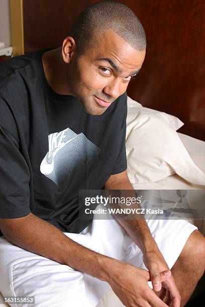 Tony Parker In Paris. Attitude souriante de Tony PARKER assis sur le lit de sa chambre de l'hôtel Park Hyatt à PARIS où il séjourne pendant un mois...