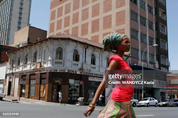 Rendezvous With Simphiwe Dana In South Africa. La chanteuse Simphiwe DANA, 26 ans, nouvelle grande dame de la soul sud-africaine, dans la rue à...