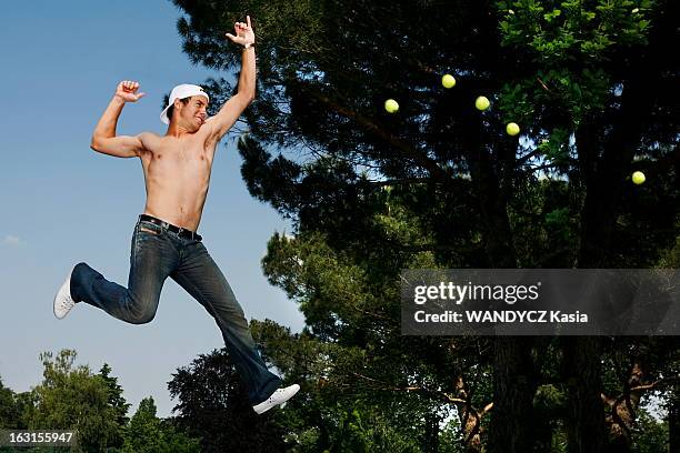 Richard Gasquet At The Cross Catelan Sports Center. Attitude souriante de Richard GASQUET en jean, torse nu, casquette à l'envers, sautant en l'air,...