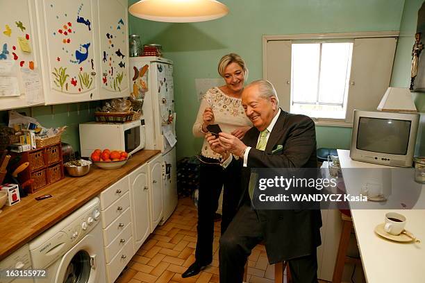 Rendezvous With Jean-Marie Le Pen And His Daughter Marine. Attitude souriante de Jean-Marie LE PEN assis auprès de sa fille Marine debout dans la...