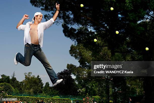 Richard Gasquet At The Cross Catelan Sports Center. Attitude souriante de Richard GASQUET en jean et chemise LACOSTE, ouverte sur son torse nu,...