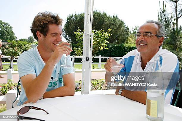 Richard Gasquet With His Coach Eric Deblicker At The Cross Catelan Sports Center. Attitude souriante de Richard GASQUET assis avec son entraîneur...