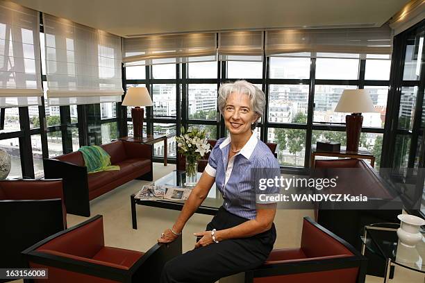 Rendezvous With Christine Lagarde. Attitude souriante de Christine LAGARDE, ministre de l'Economie, des Finances et de l'Industrie, posant assise sur...