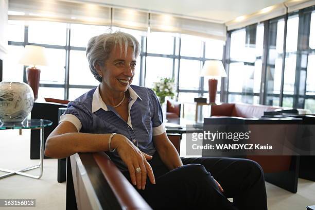 Rendezvous With Christine Lagarde. Plan de trois-quarts souriant de Christine LAGARDE, ministre de l'Economie, des Finances et de l'Industrie, posant...
