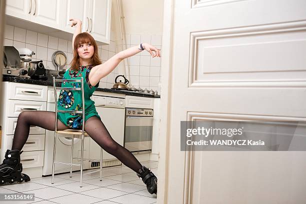 Emilie Dequenne In Paris. Paris, 28 février 2009 : Emilie DEQUENNE, 27 ans, pose pour 'Paris Match' dans un appartement du XVIème arrondissement à...