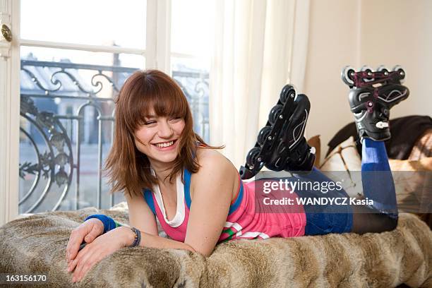 Emilie Dequenne In Paris. Paris, 6 mars 2009 : Emilie DEQUENNE, 27 ans, pose pour 'Paris Match' dans un appartement du XVIème arrondissement à...