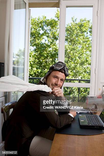 Rendezvous With Marc Levy For The Promotion Of His Ninth Novel 'Le Premier Jour'. Paris, 24 juin 2009 : rencontre avec l'écrivain Marc LEVY dans son...