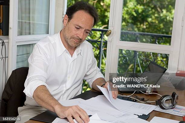 Rendezvous With Marc Levy For The Promotion Of His Ninth Novel 'Le Premier Jour'. Paris, 24 juin 2009 : rencontre avec l'écrivain Marc LEVY dans son...