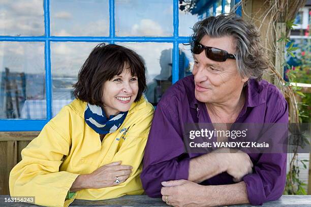 Rendezvous With Gerard And Elisabeth Garouste On Holiday. Plan de trois-quarts souriant de Gérard GAROUSTE, ses lunettes de soleil sur le front,...