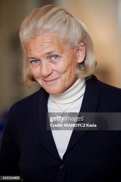 Elisabeth Badinter At Home In Paris. Paris, 23 novembre 2011 : rencontre avec Elisabeth BADINTER, écrivain et philosophe, chez elle à...