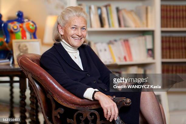 Elisabeth Badinter At Home In Paris. Paris, 23 novembre 2011 : rencontre avec Elisabeth BADINTER, écrivain et philosophe, chez elle à...