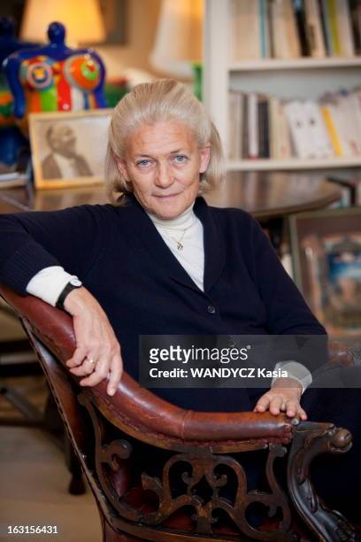 Elisabeth Badinter At Home In Paris. Paris, 23 novembre 2011 : rencontre avec Elisabeth BADINTER, écrivain et philosophe, chez elle à...