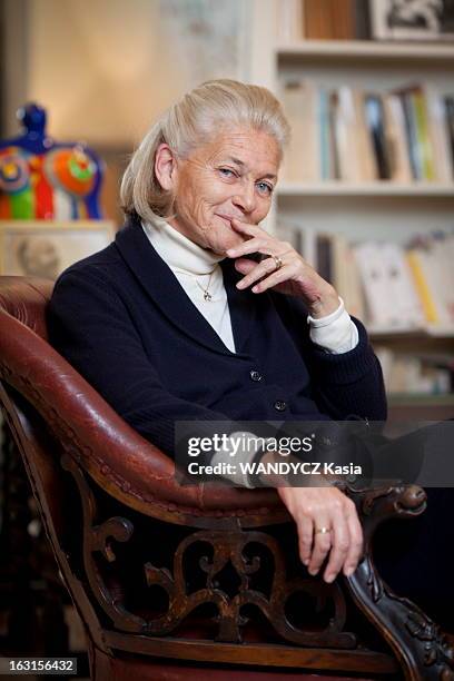 Elisabeth Badinter At Home In Paris. Paris, 23 novembre 2011 : rencontre avec Elisabeth BADINTER, écrivain et philosophe, chez elle à...